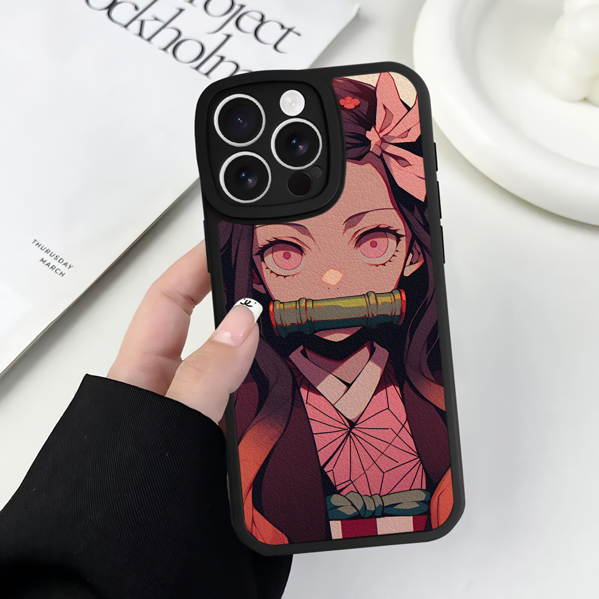 （画像用） 鬼滅の刃（きめつのやいば）竈門 禰󠄀豆子／かまど ねずこ Kamado Nezuko 【iPhone 16シリーズ対応】シリコンスマホケース（レザー調） 材質：シリコン